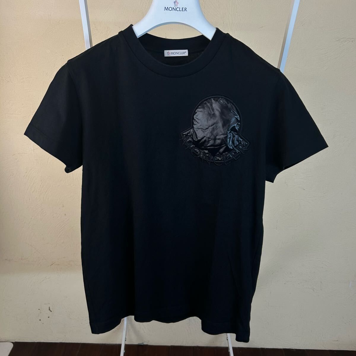 新作】MONCLER モンクレールダウンワッペン半袖Tシャツ黒S - メルカリ