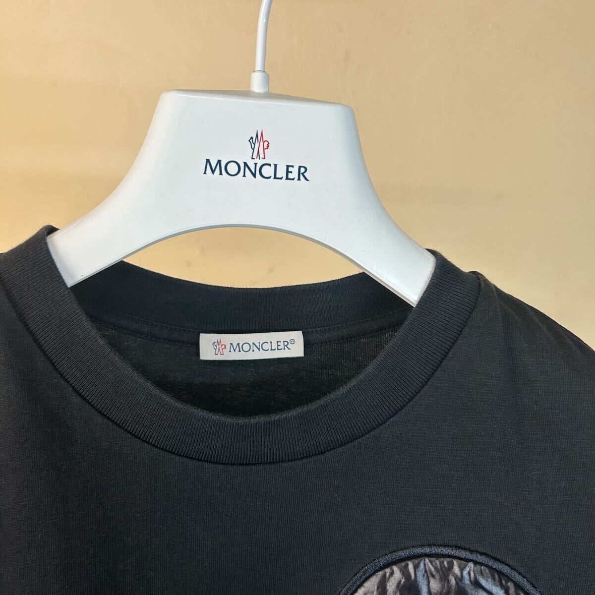 新作】MONCLER モンクレールダウンワッペン半袖Tシャツ黒S - メルカリ