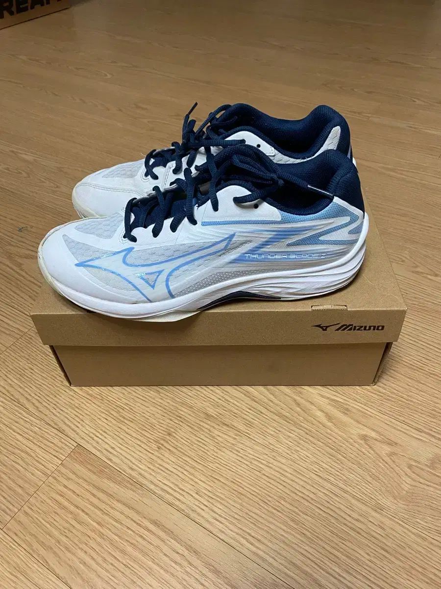 ミズノ サンダー BLADE Z 白 青 265