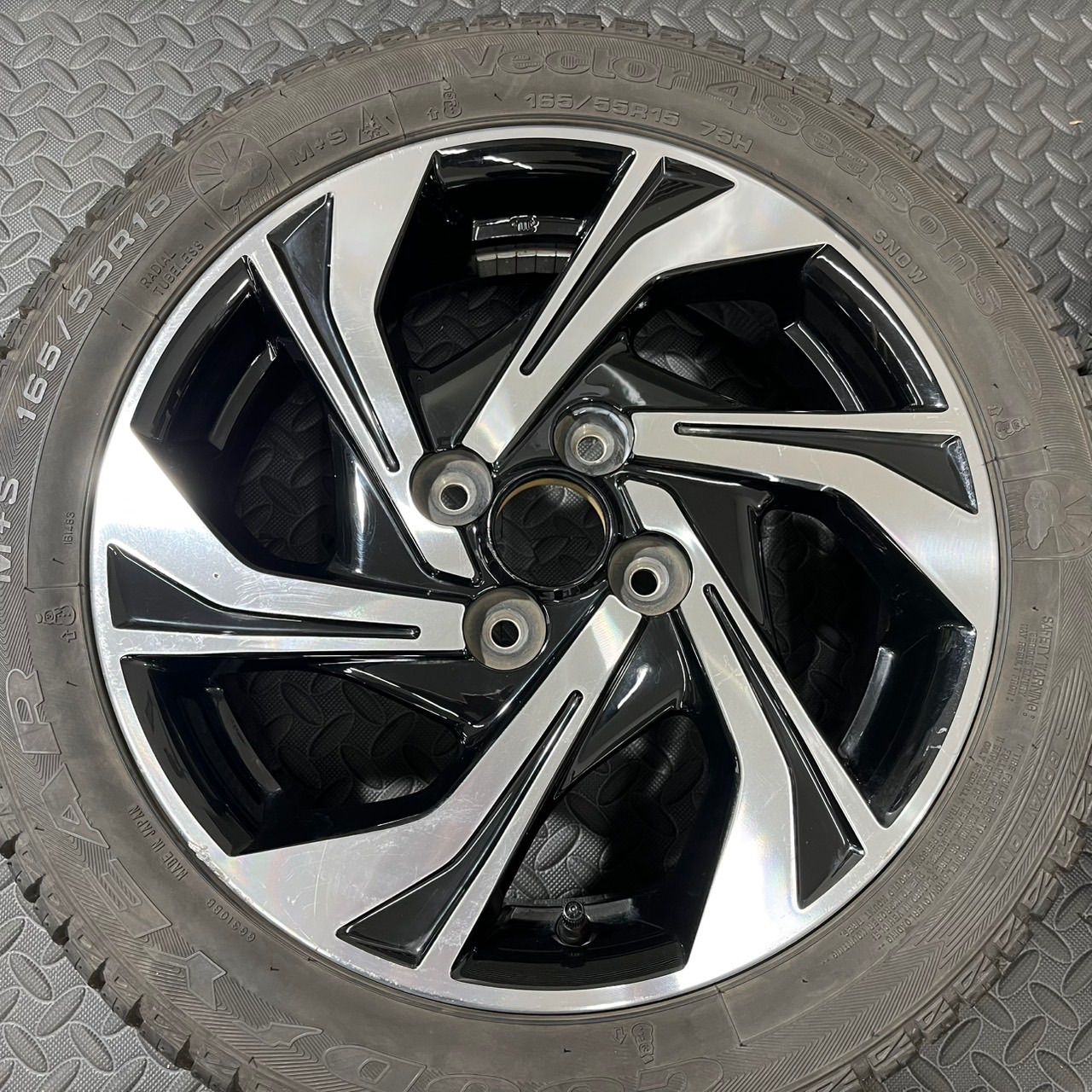 22 23年製 165 55 R 15 グッドイヤー ベクターフォーシーズンズ ダイハツ アルミ タント ムーヴ キャンバス オールシーズンタイヤ 3507