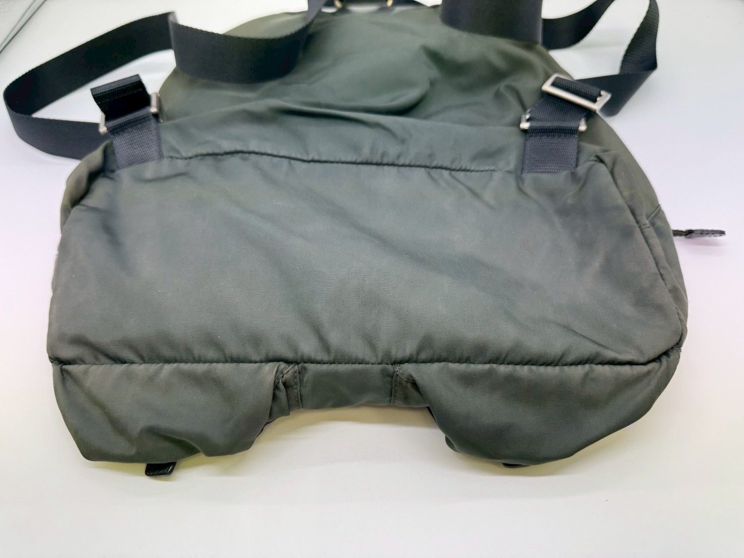 【美品】プラダ ナイロン 三角ロゴ カーキ リュック 美品✨プラダリュックバックパック三角ロゴナイロンカーキ白タグあり