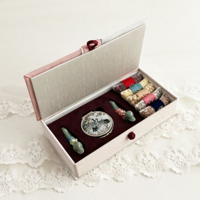 韓国ポンチェ 10点 結納品箱入れセット 韓国 結納品 結納用品 通販 男性側 婚礼イェダム 結納 五穀チュモニ 鏡 糸 収納 ケース 10品目 略式 セット 通販 ponchieset-2-s 韓国 結納 結納用品 ポンチェ 鴨 婚礼用品