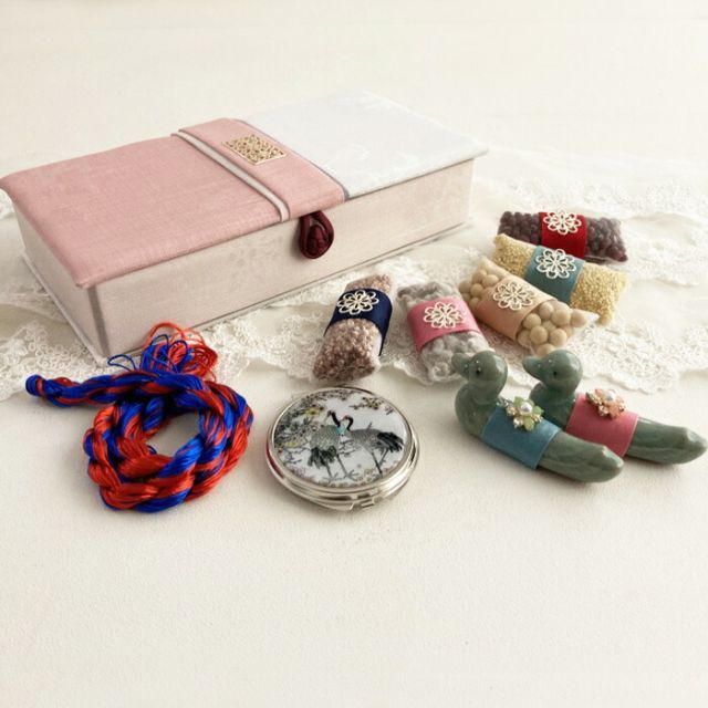 韓国ポンチェ 10点 結納品箱入れセット 韓国 結納品 結納用品 通販 男性側 婚礼イェダム 結納 五穀チュモニ 鏡 糸 収納 ケース 10品目 略式 セット 通販 ponchieset-2-s 韓国 結納 結納用品 ポンチェ 鴨 婚礼用品
