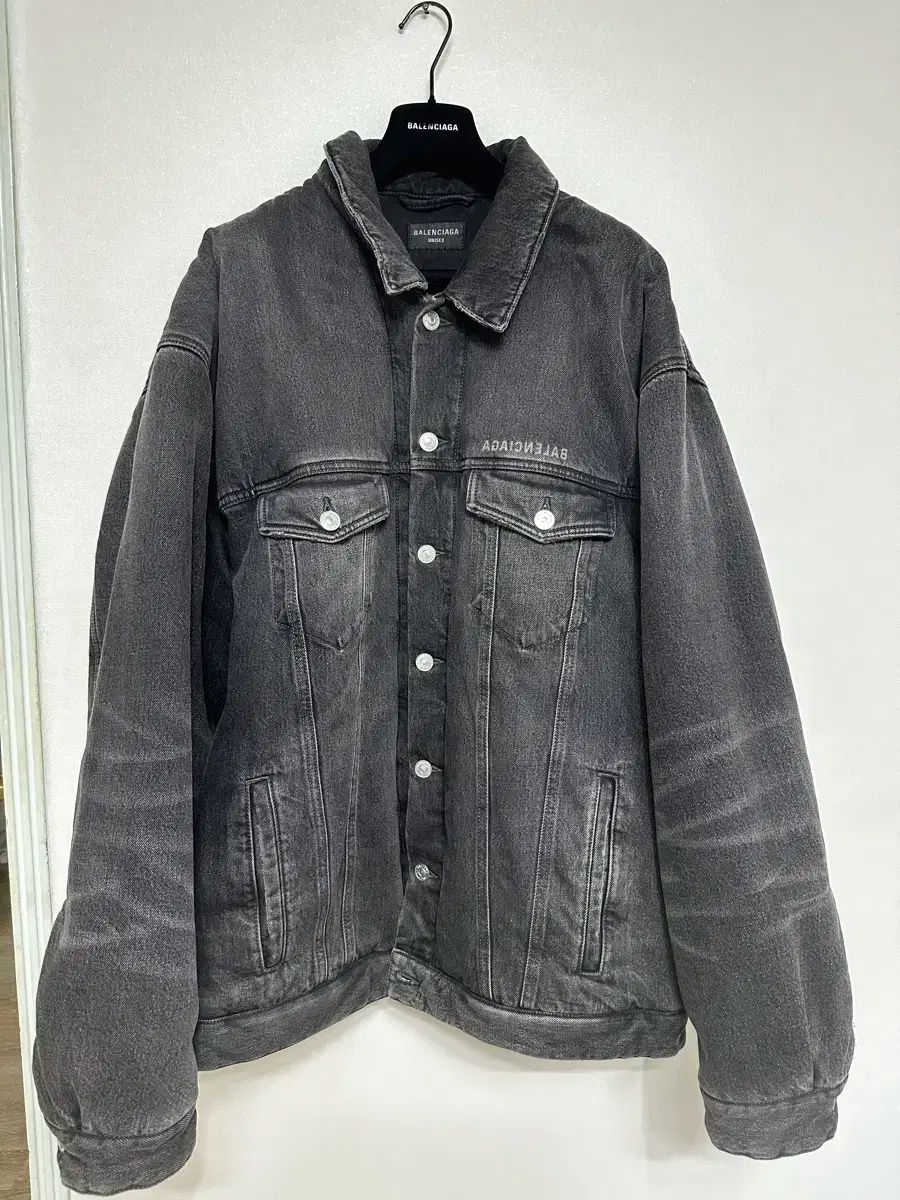 BALENCIAGA バレンシアガ パデッド ブラックデニム ミラーロゴ 44 バレンシアガ ミラー パデッド ブラックデニム 44 - メルカリ