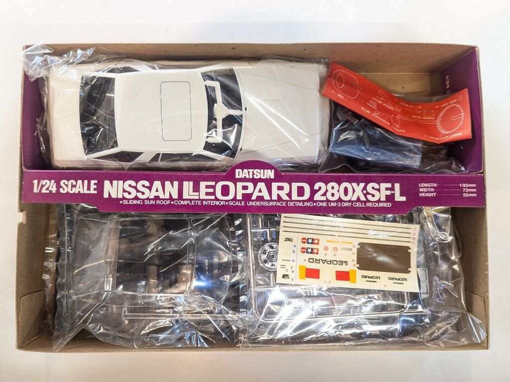 タミヤ 1/24スポーツカーシリーズ モーターライズ ニッサン レパード