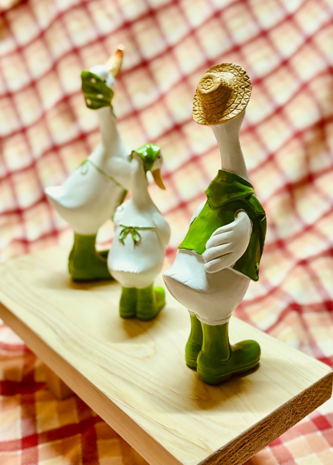  3羽セット 緑の長靴をはいたアヒルの親子オブジェ – ガーデンを彩る癒しのデコレーション ブレスレット収納 置物 インテリア小物