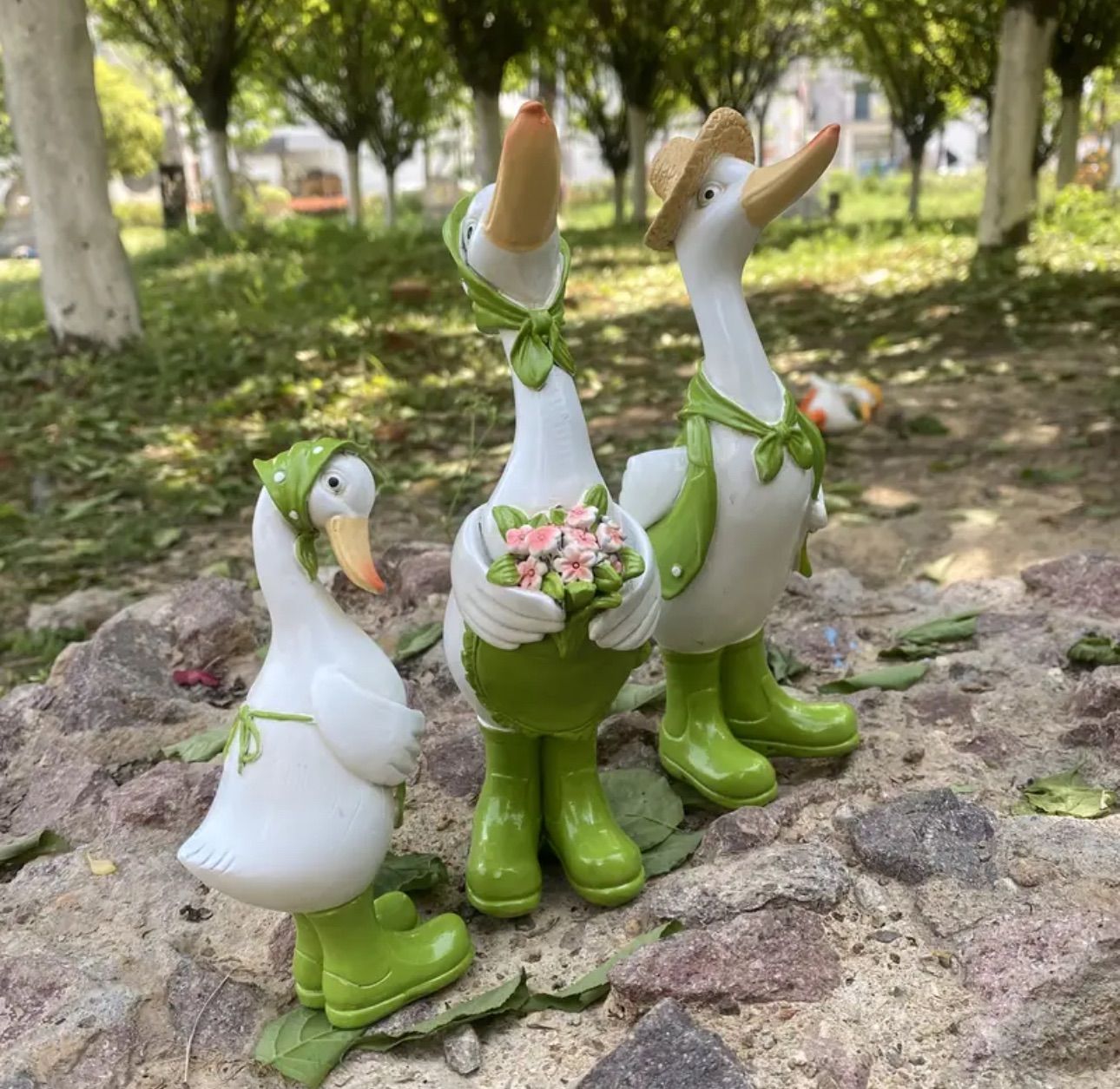 3羽セット 緑の長靴をはいたアヒルの親子オブジェ – ガーデンを彩る癒しのデコレーション
