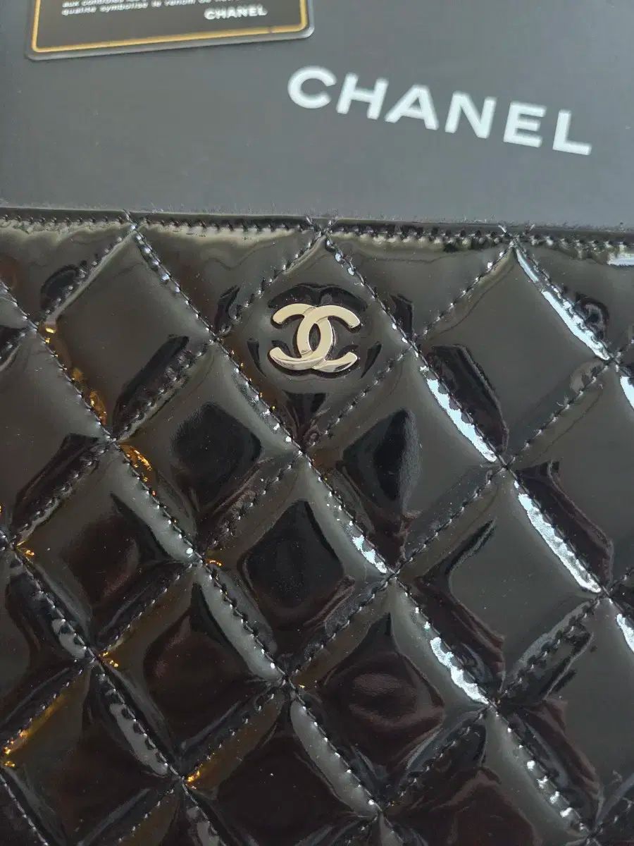 エナメル クラッチバッグ