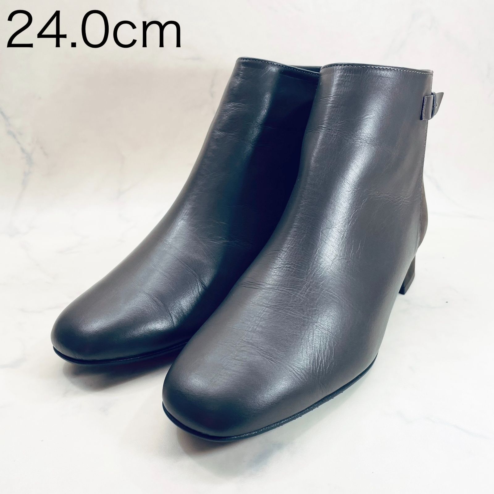 3 E リズラフィーネ ベルト付きショートブーツ 24.0ｃｍ ダークグレー