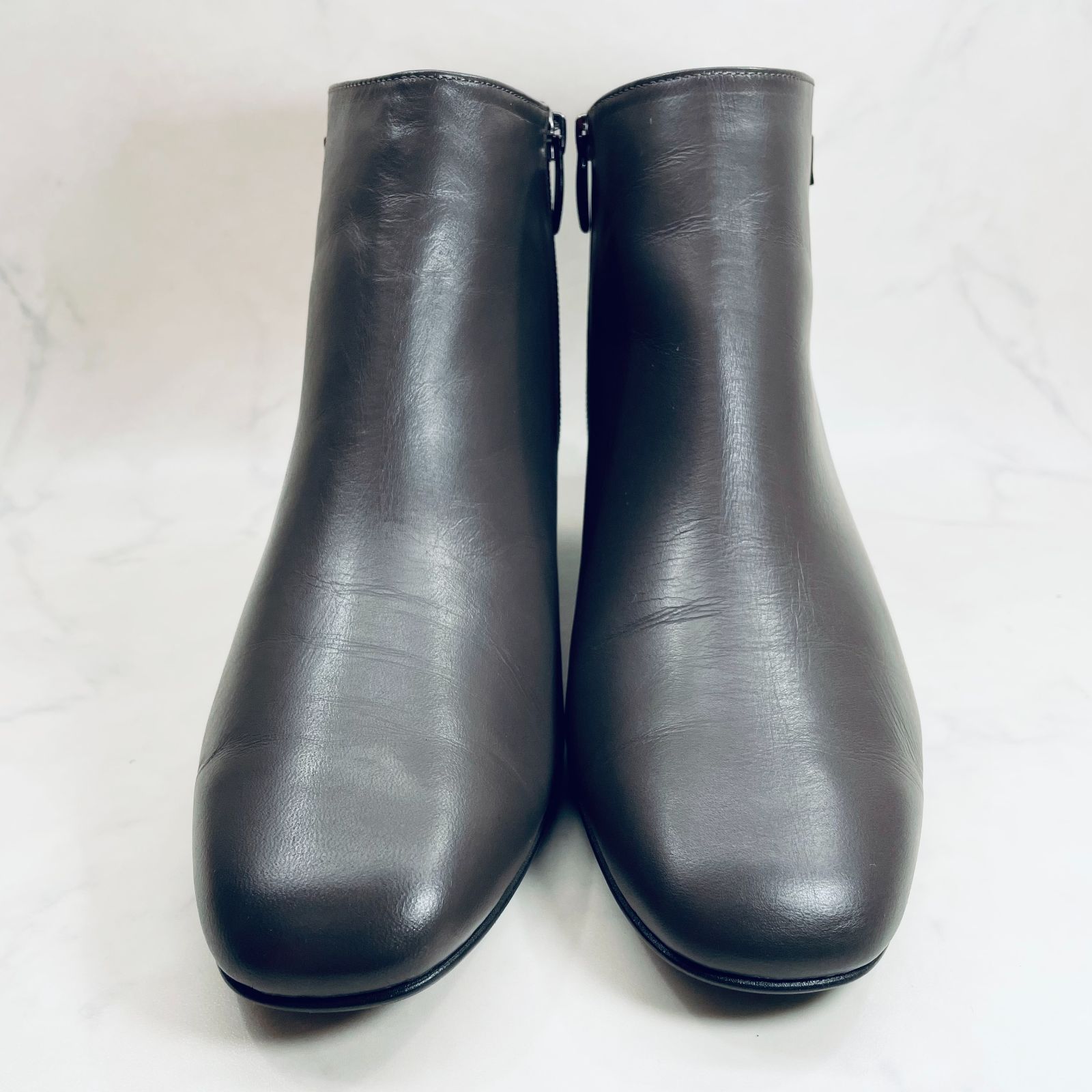 3 E リズラフィーネ ベルト付きショートブーツ 24.0ｃｍ ダークグレー