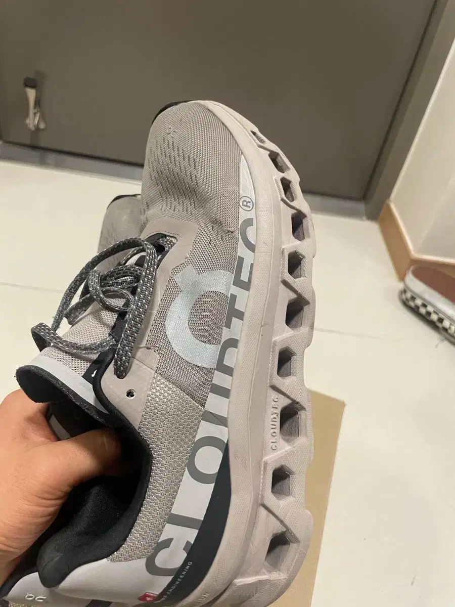 270 クラウド モンスタ ーランニングシューズ シンダーフォグ