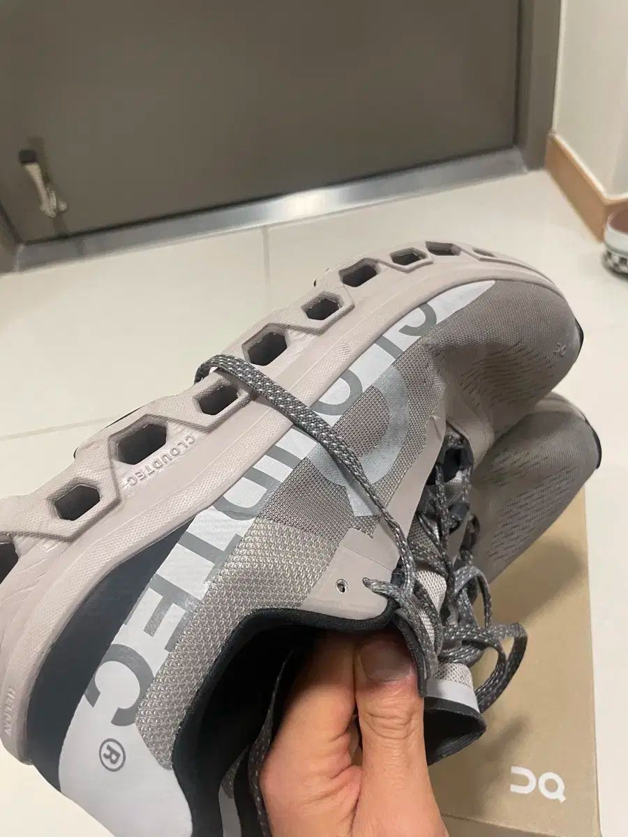 270 クラウド モンスタ ーランニングシューズ シンダーフォグ