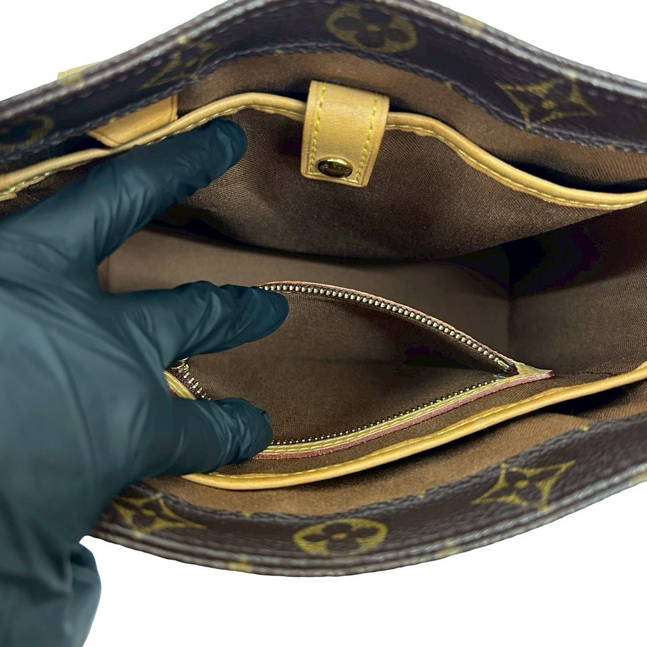 モノグラム レザー