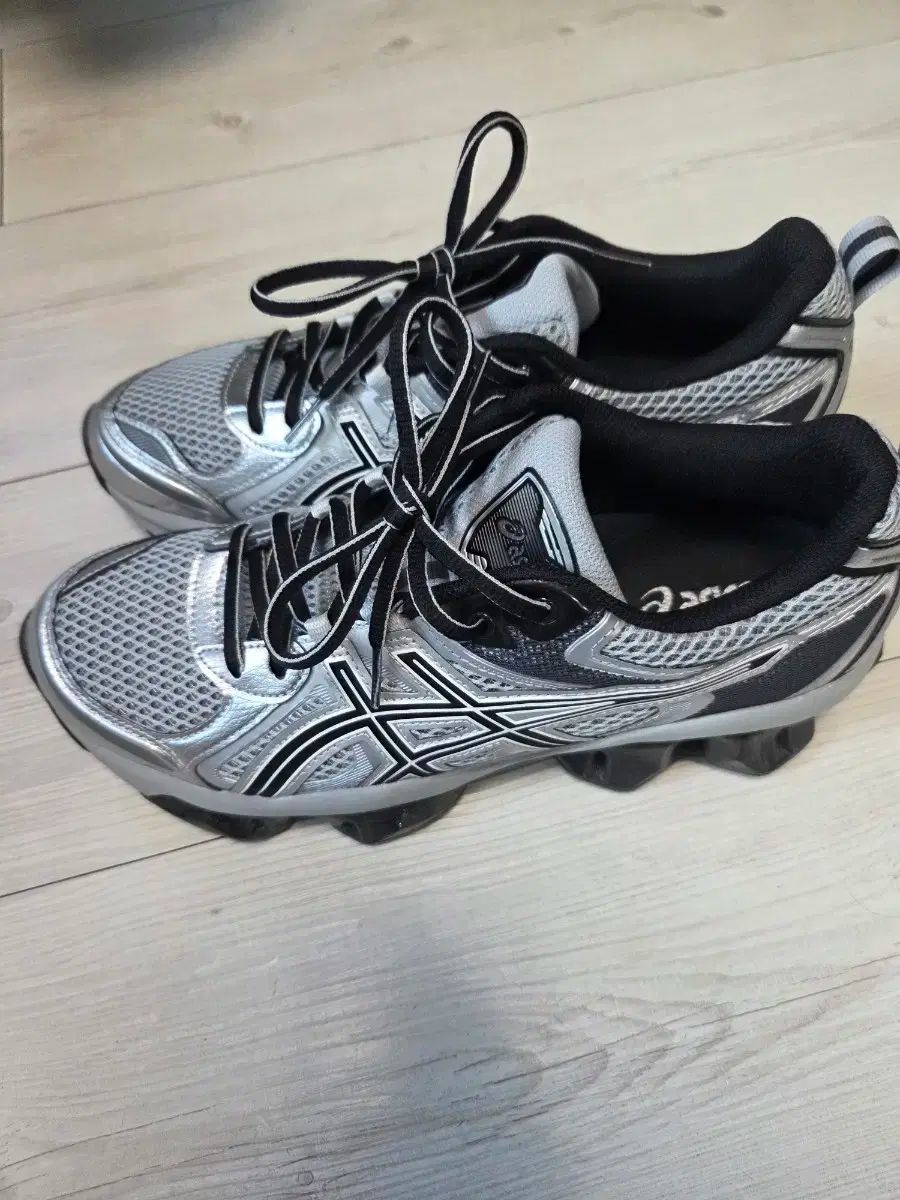 265 アシックス ゲルクォンタム キネティック ミッドグレー ピュアシルバー