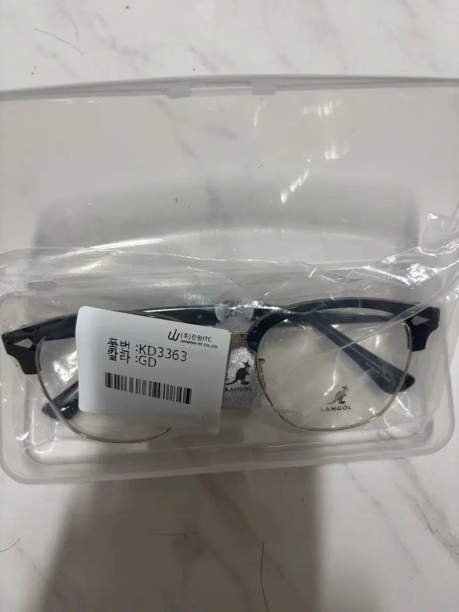 カンゴール ブローフレーム メガネです