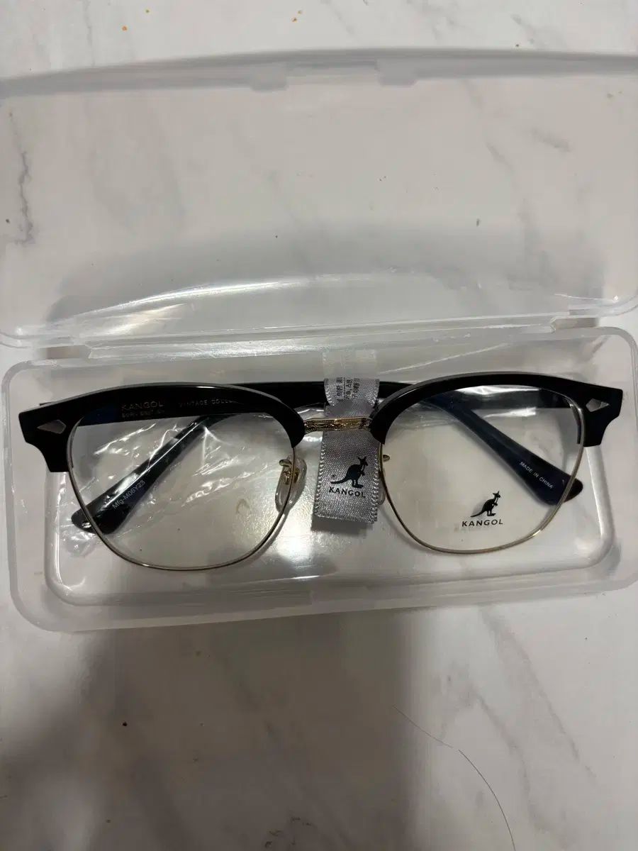 カンゴール ブローフレーム メガネです