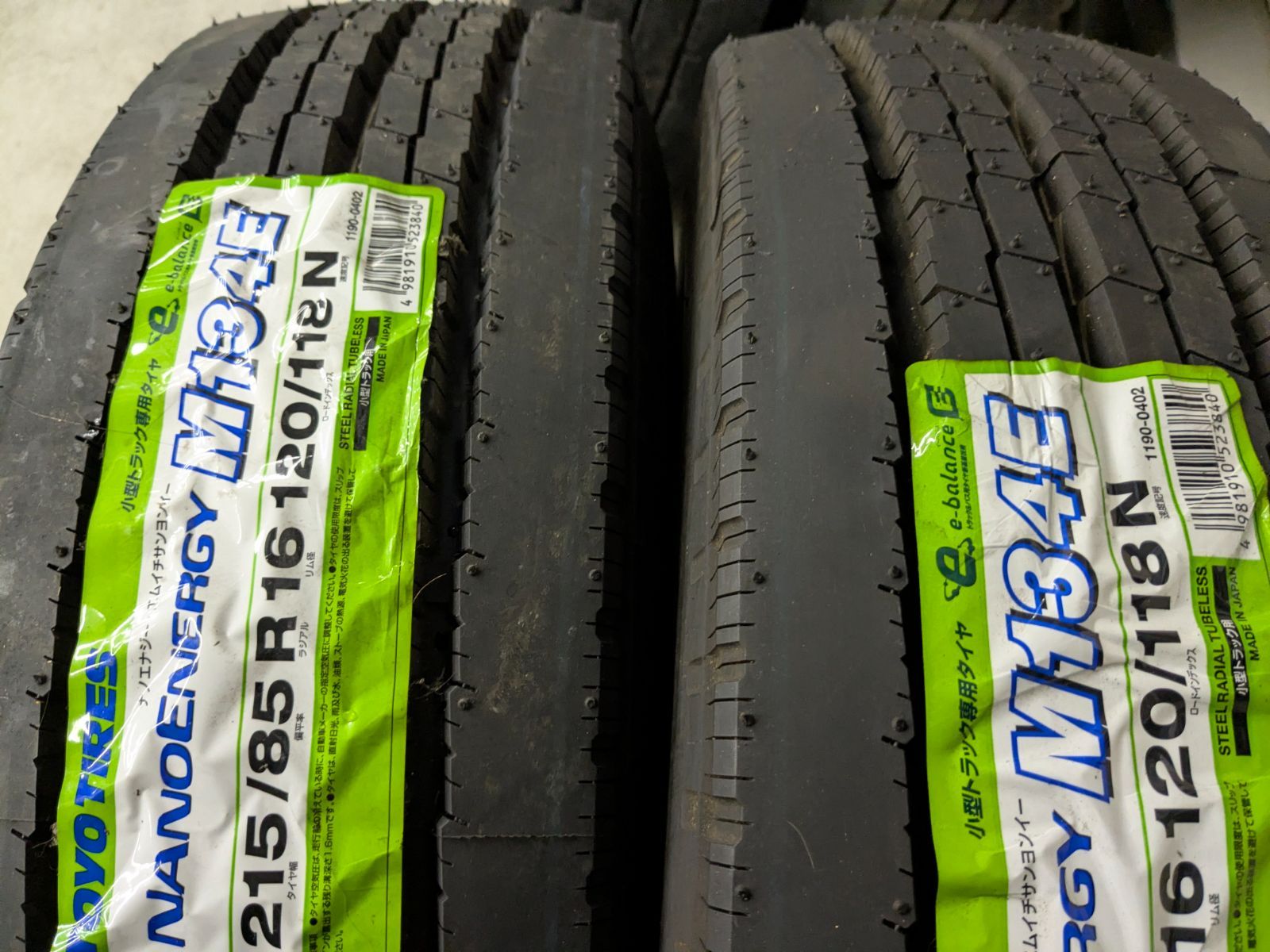 215 85 R 16 120 118 N トラック用タイヤ２本 · TOYO製