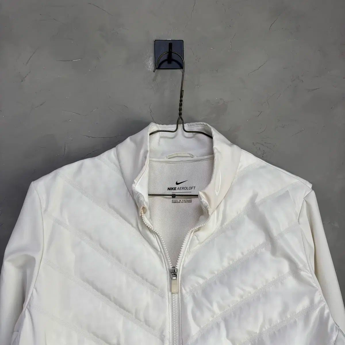 ナイキ エアロロフト 軽量 ダウン 白