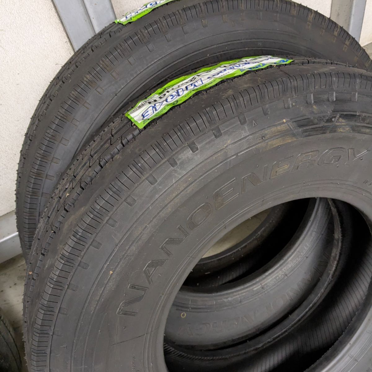 215 85 R 16 120 118 N トラック用タイヤ２本 · TOYO製