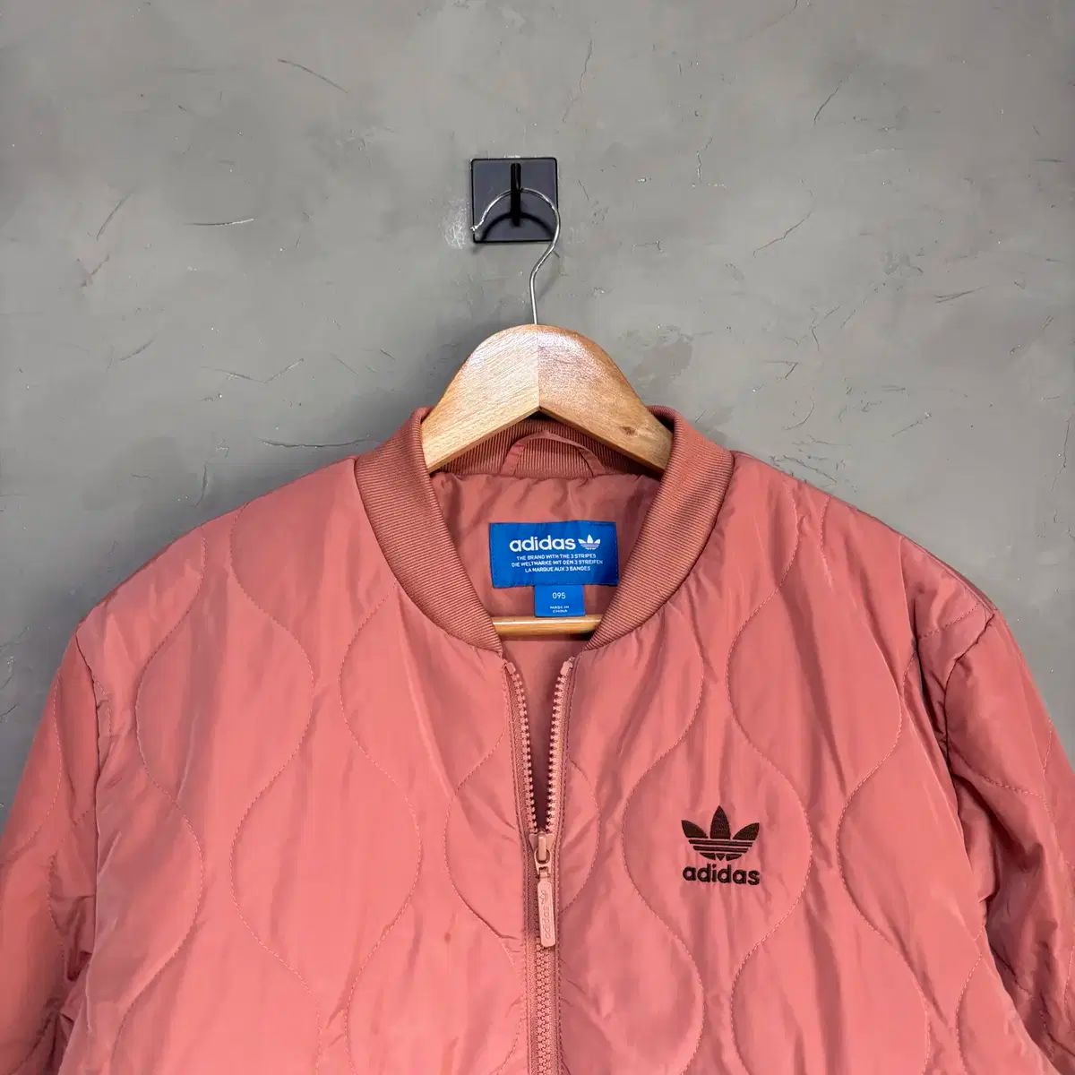 アディダス SUPERSTAR キルティング ブルゾン 軽量 ダウン ジャケット