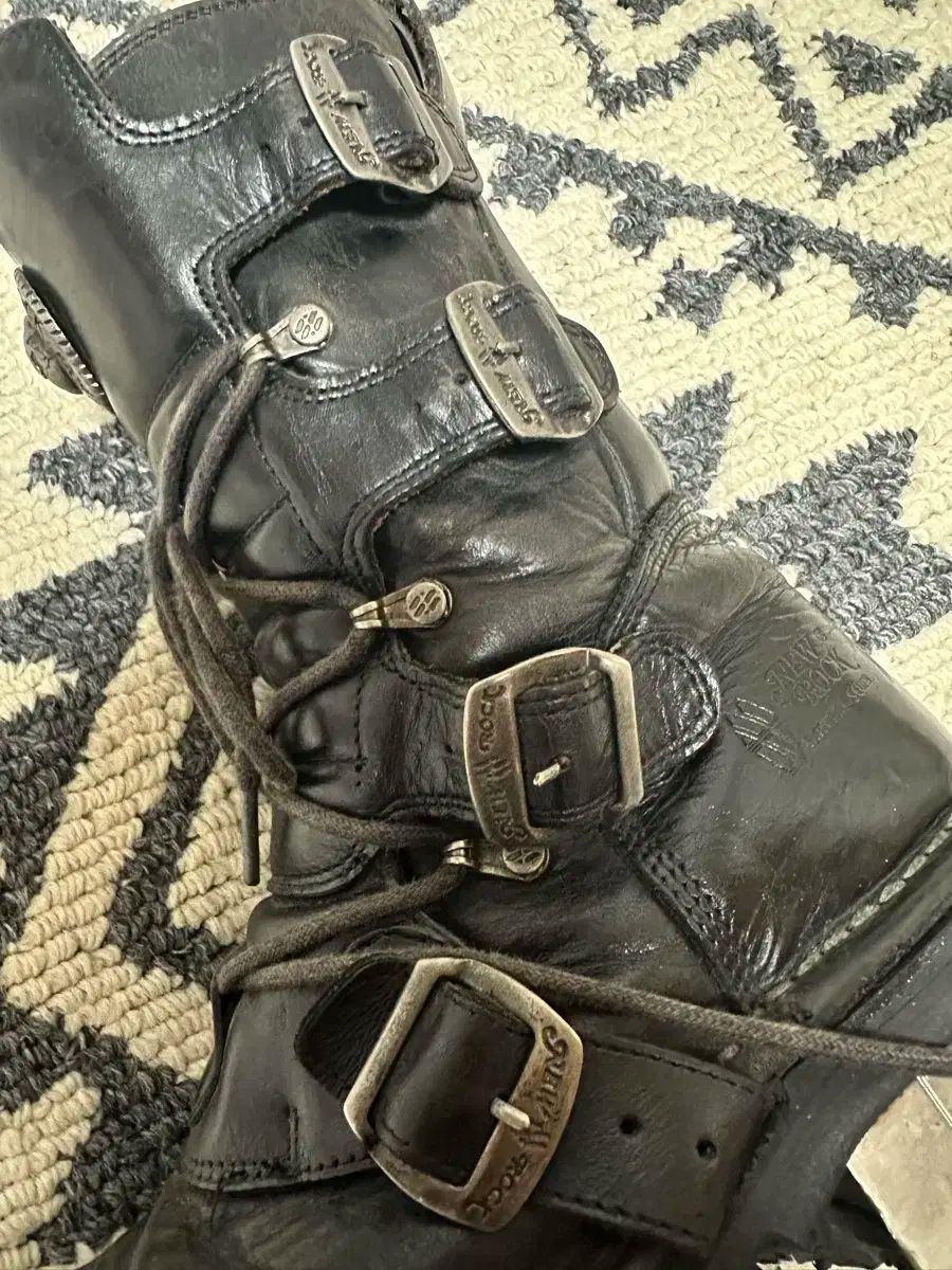 メタリックブーツ