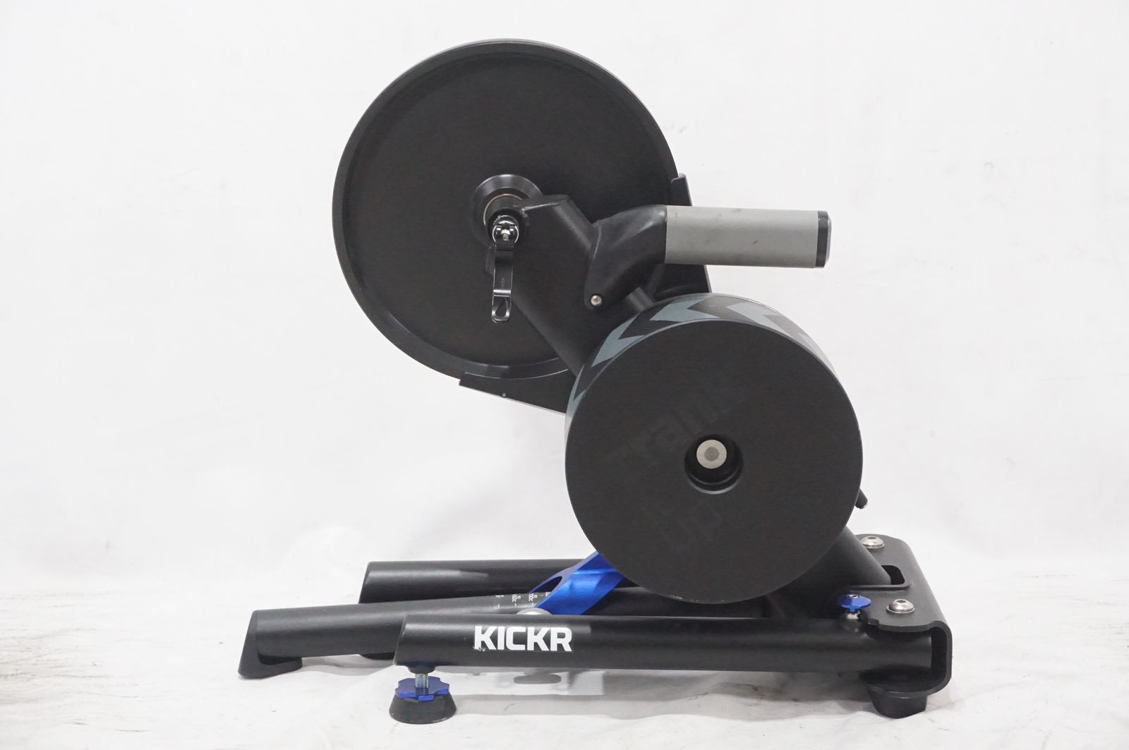 WAHOO 「ワフー」 KICKR V4 WF113 スマートトレーナー / バイチャリAKIBA店