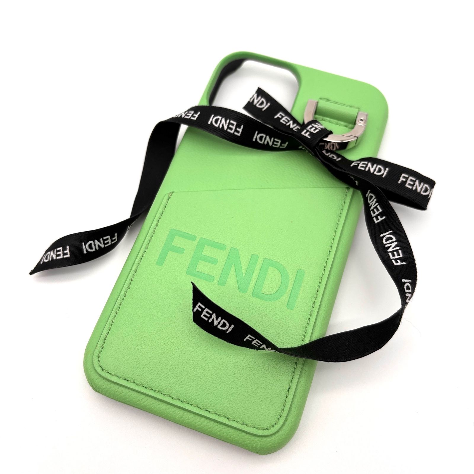 有り FENDI フェンディ iPhoneケース ローマ ロゴ型押し エメラルドグリーン レザー ロゴリボン レディース iPhone 14 15