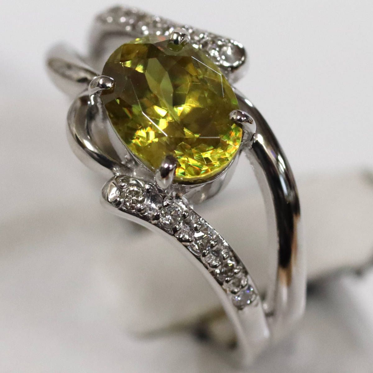 18 WGスフェーンダイヤモンドリング