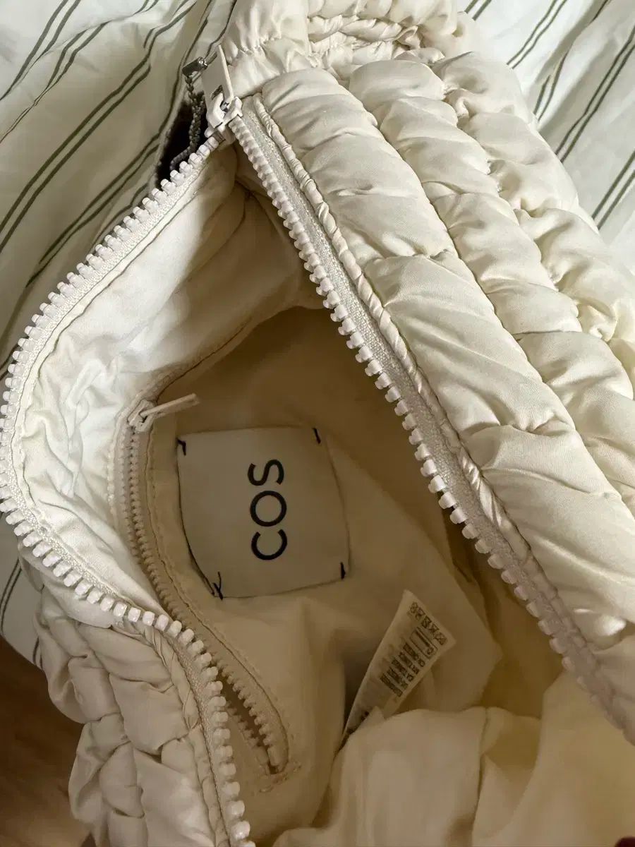 COS コス キルト メッセンジャーバッグ