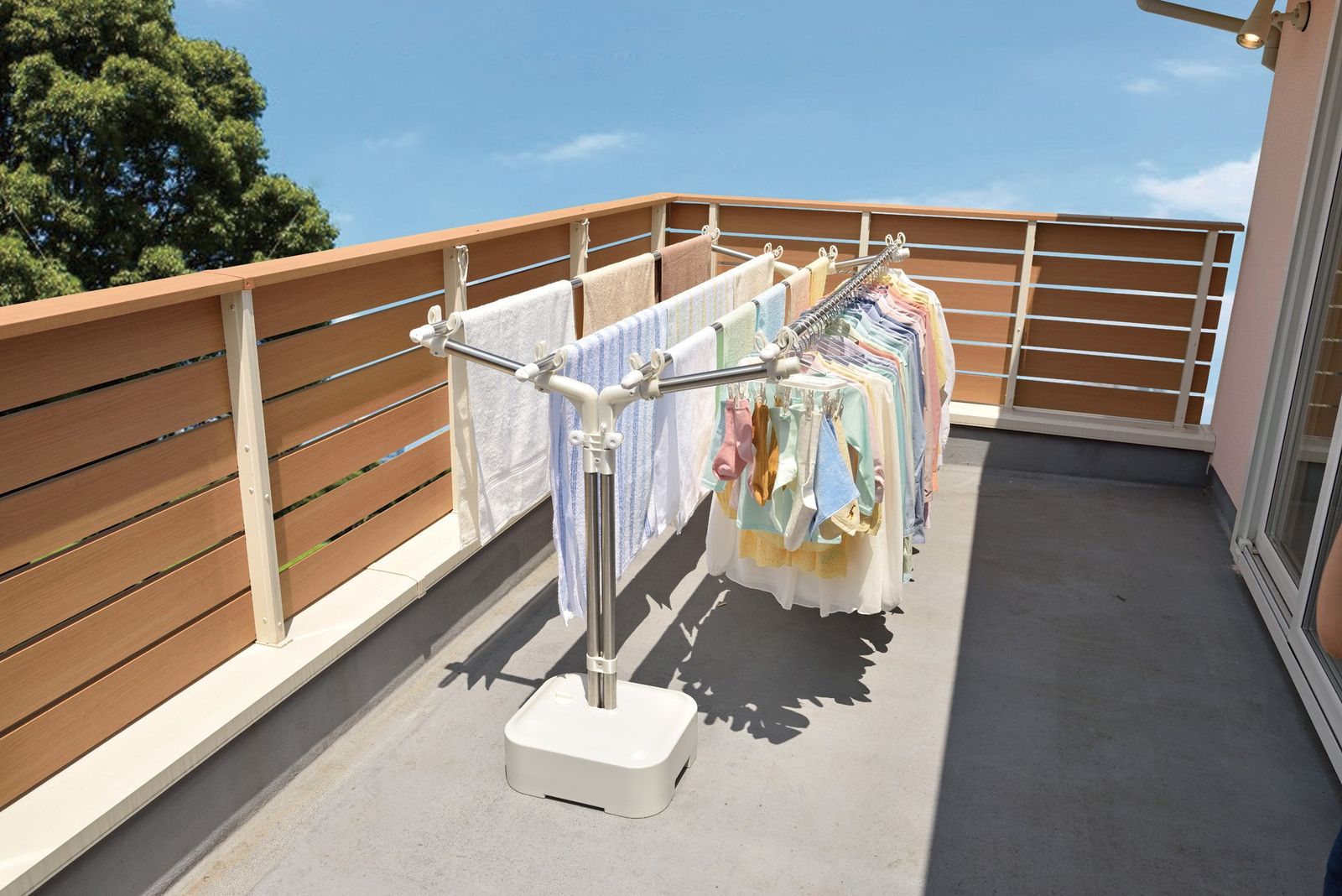 天馬 高さと竿受けの向きを干す場所に合わせることが ベランダの隠し干しにも最適 洗濯物干し 組立式 屋外用 物干しブロー台付 ホワイト 幅35×奥行61×高さ107170cm PS-28