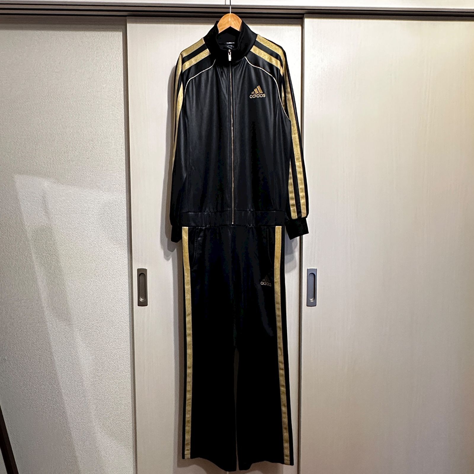 adidas つなぎ 黒×ゴールド サイズL HR0431 MERCADOAVALIA_COM_BR