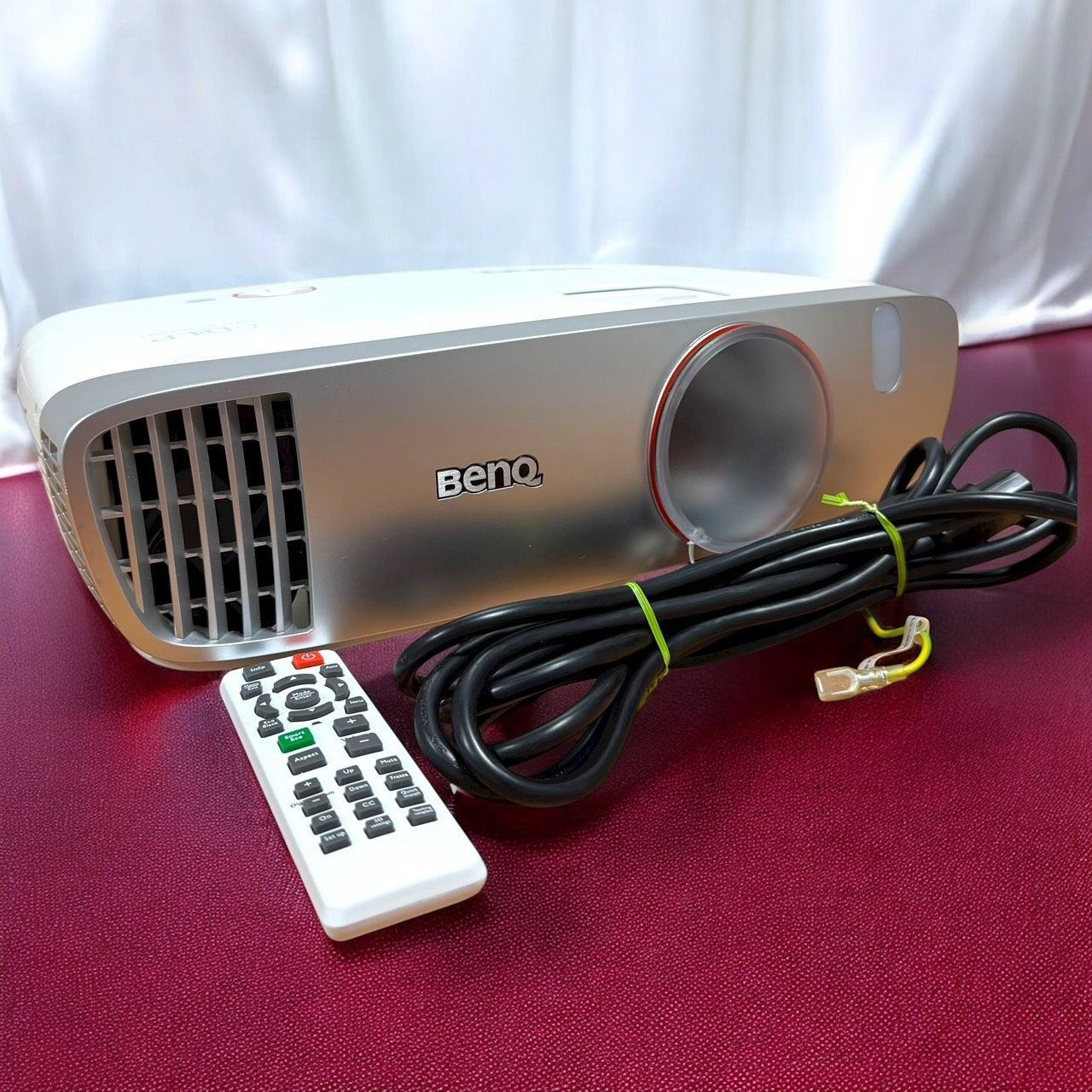 BenQ ベンキュー HT2150ST 短焦点 ホームシアタープロジェクター ゲーム向け CineHome DLP フルHD 2200lm