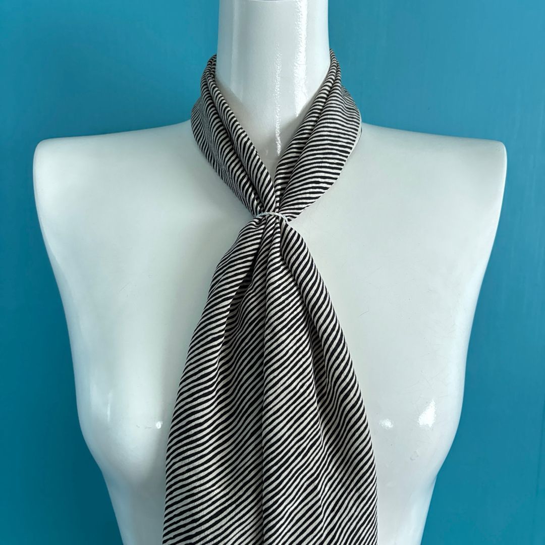 GIVENCHYジバンシー ナロースカーフ ストライプ 絹100% モノトーン