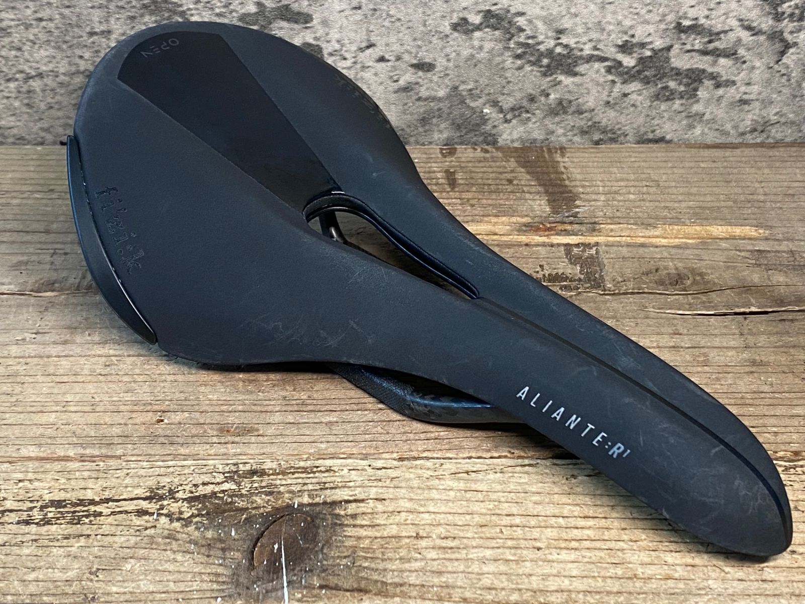 JK 658 フィジーク fizik アリアンテ ALIANTE R 1 サドル カーボンレール REGULAR 黒