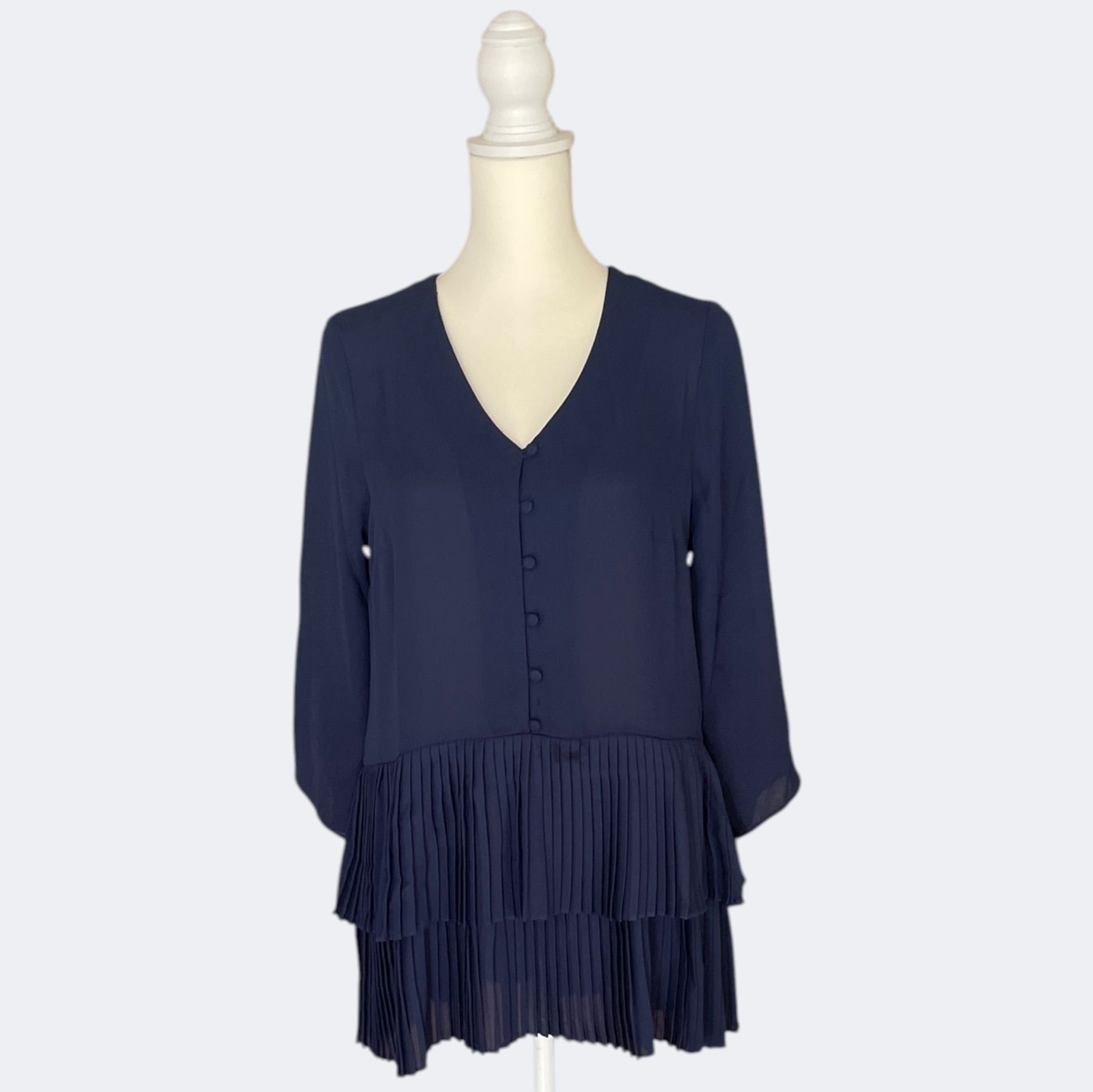 ROMANローマン ネイビーVネックボタンお洒落なプリーツフ アシメトリー裾 体型カバーの細見えブラウストップス ML