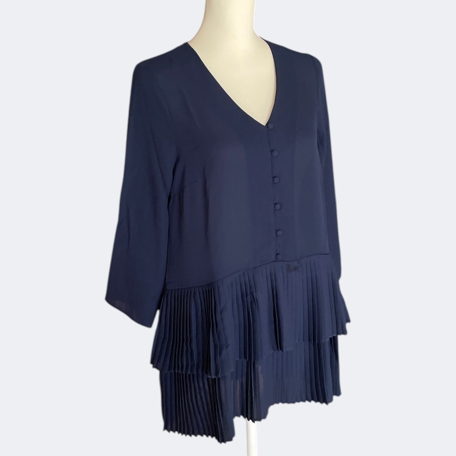 騒がしい ROMANローマン ネイビーVネックボタンお洒落なプリーツフ アシメトリー裾 体型カバーの細見えブラウストップス ML 只今タイムセール中。