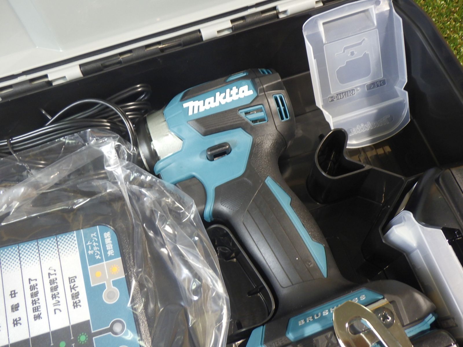 箱に傷あり マキタ 18V 充電式インパクトドライバ 青 バッテリー 充電器付き TD173DRGX