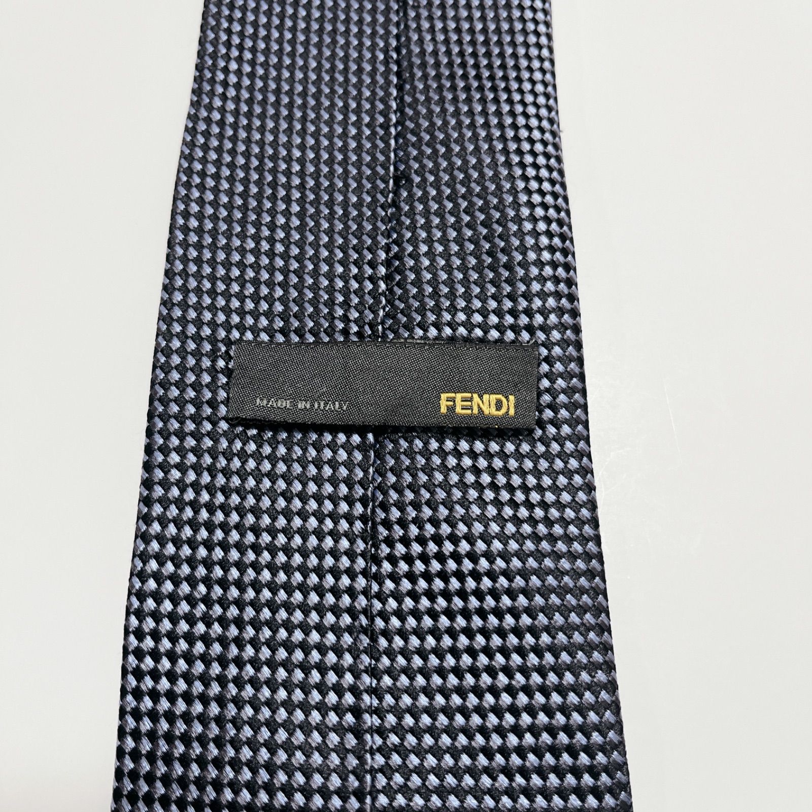 美品 フェンディ ネクタイ ハイブランド ソリッドタイ 無地 光沢 希少 紺色 美品 フェンディ ネクタイ ハイブランド ソリッドタイ 無地 光沢 希少 紺色