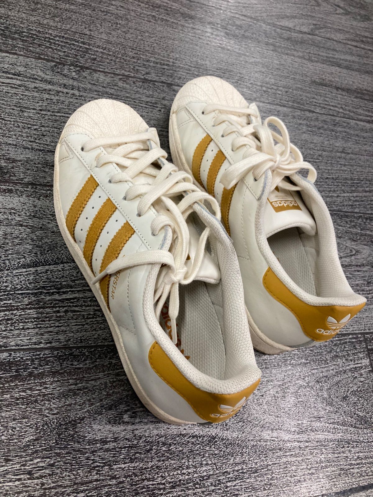 adidas アディダス スニーカー レディース スーパースター オフホワイト ゴールド フットウェアホワイト IH 7638 サイズ24.0㎝