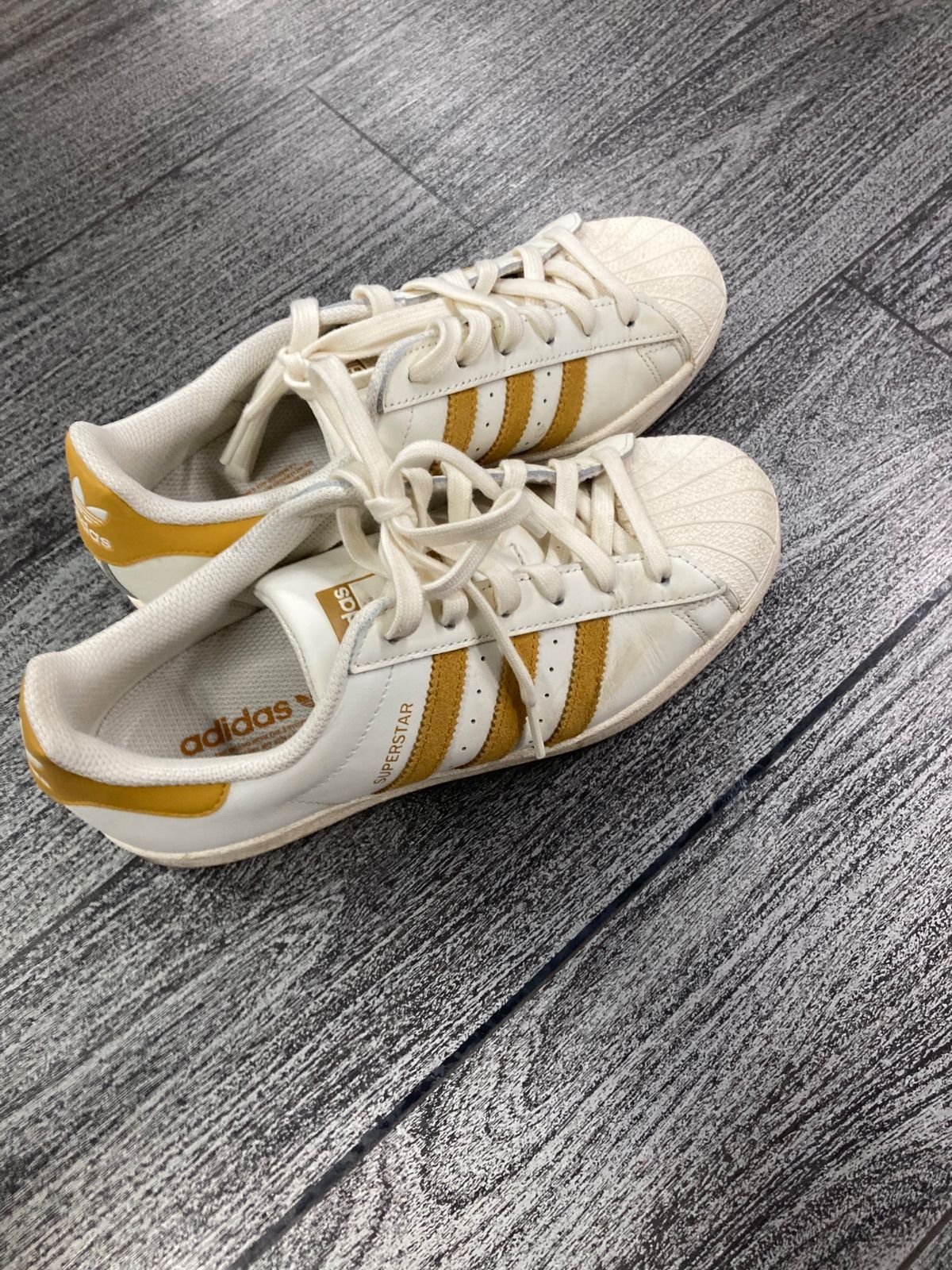  adidas アディダス スニーカー レディース スーパースター オフホワイト ゴールド フットウェアホワイト IH 7638 サイズ24.0㎝ スニーカー 靴