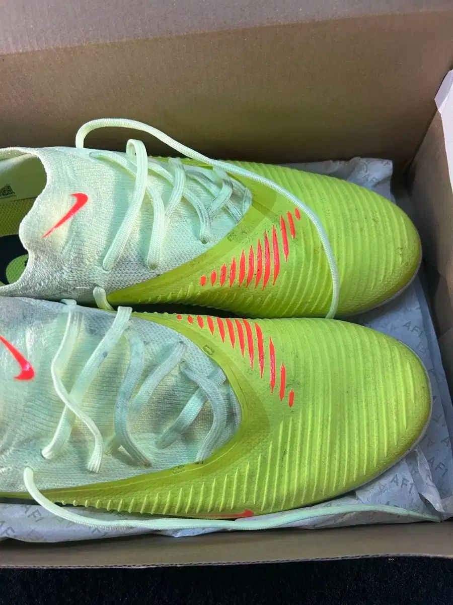 ナイキ FANTOM 6 ロー プロ TF 265