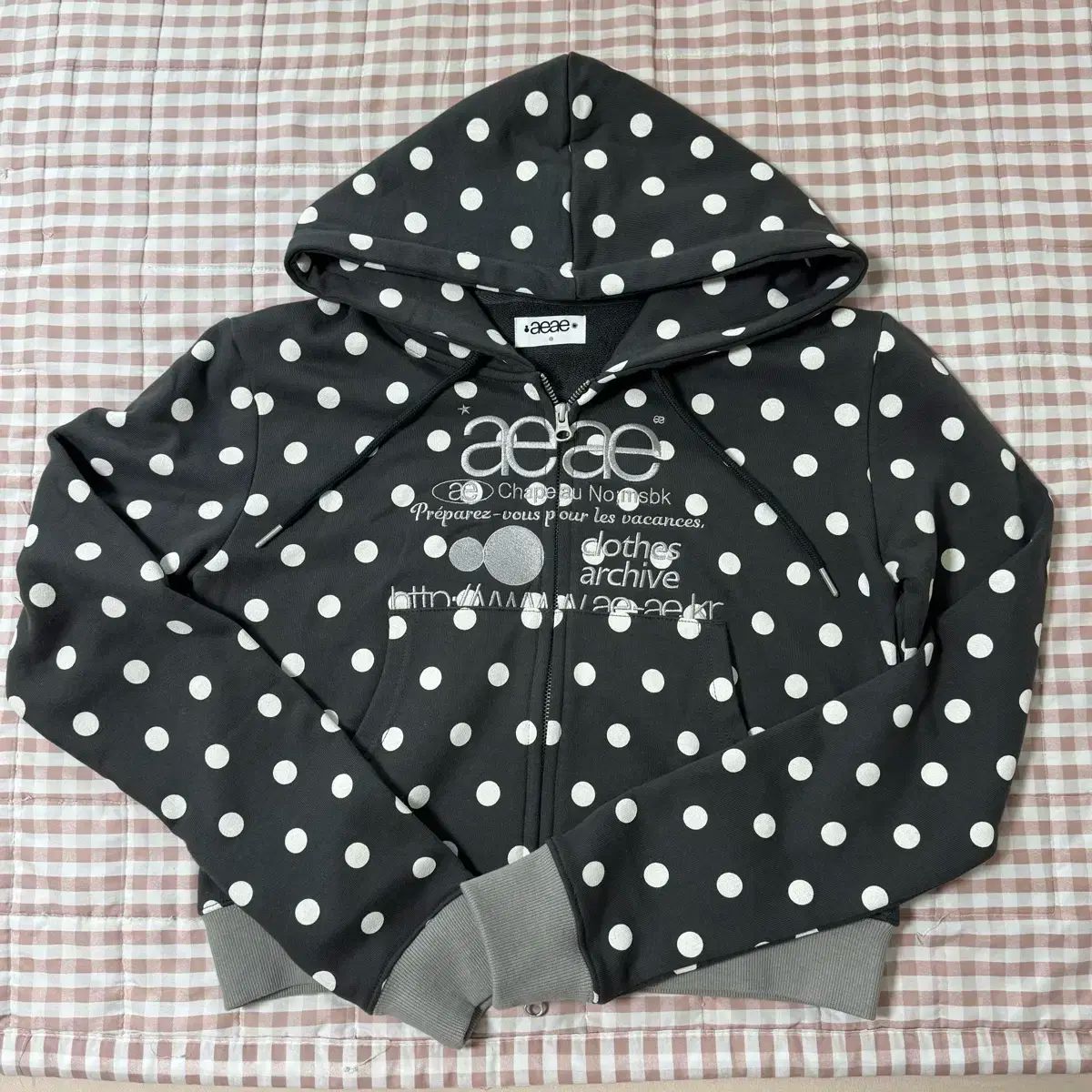 アイイーワイ ドット クロップド フードジップアップ