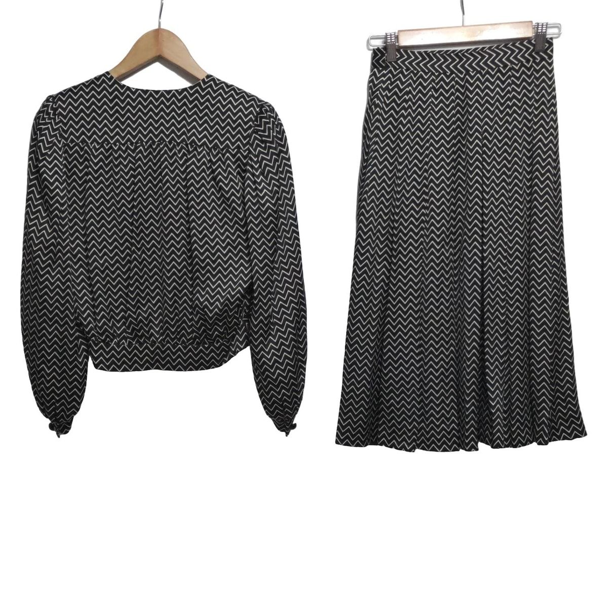 GIVENCHY ジバンシー スカートセットアップ レディース - 黒×白 シルク 幾何学模様