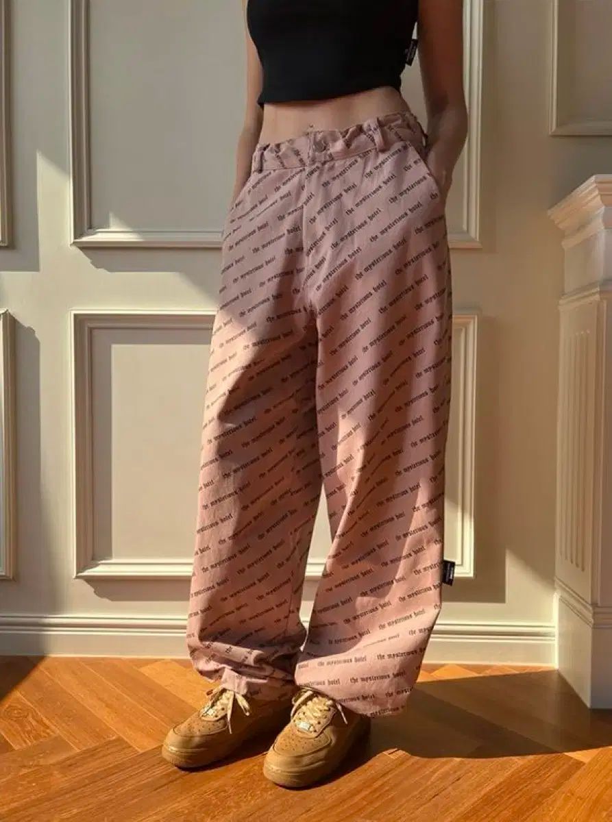 ミステリアスホテル フール ロゴ ワークパンツ ピンク