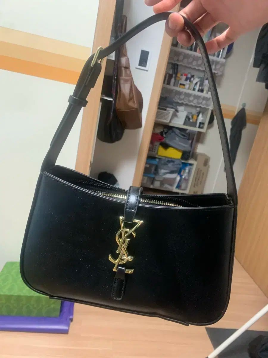 YVES SAINT LAURENT イヴ サンローラン ブラック ショルダーバッグ YVES SAINT LAURENT イヴ サンローラン ロゴ