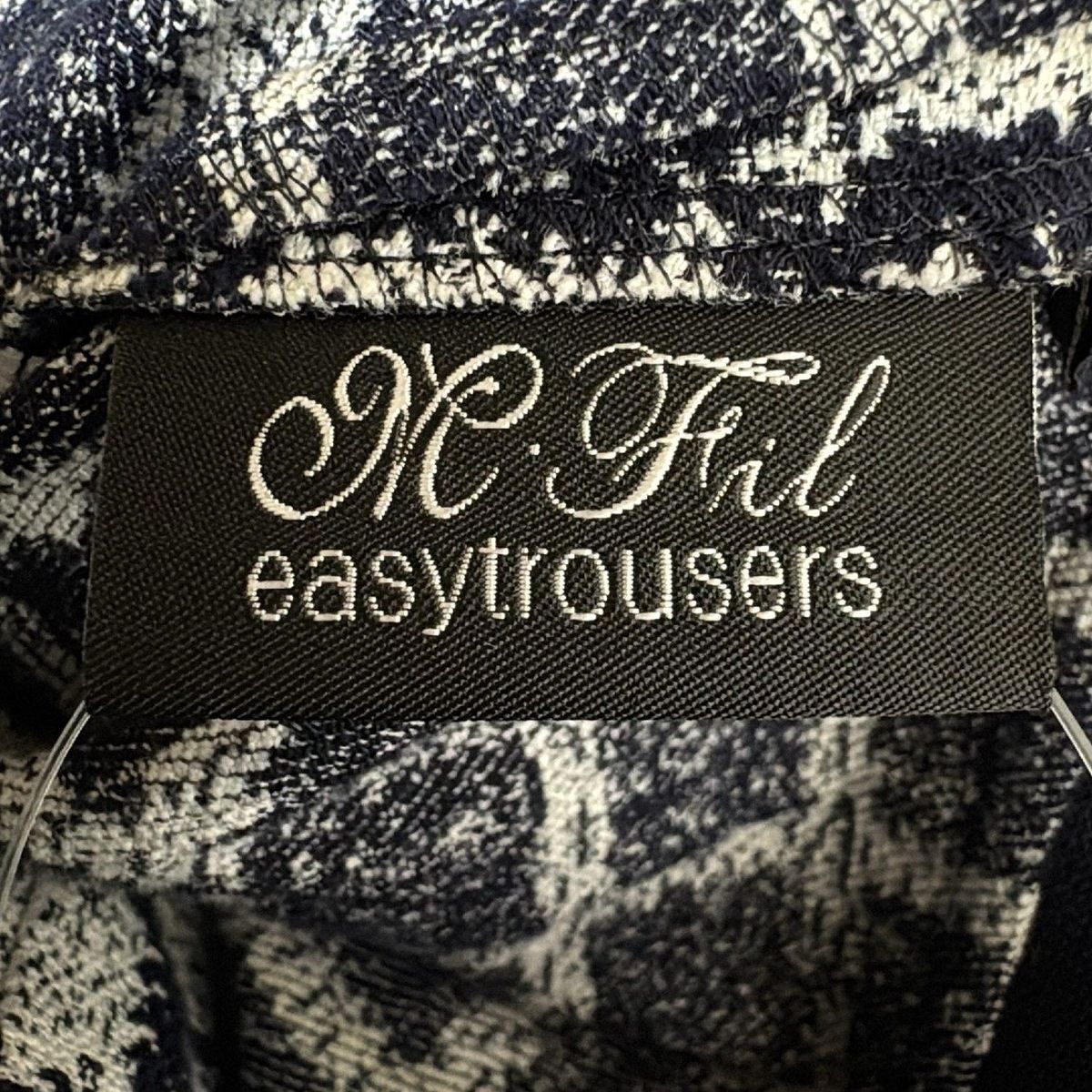 - 白×ダークネイビー