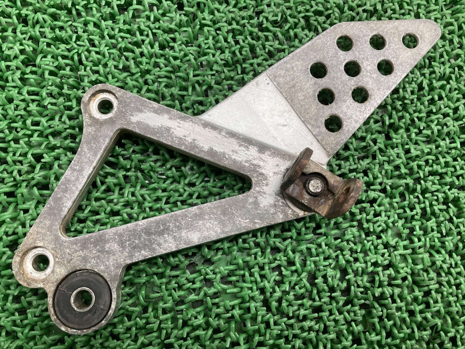 RGV 250ガンマ ステップホルダー 左 12 C スズキ バイク 部品 VJ 21 A メインステップ ペイント素材に 曲がり無し 品薄 Wi