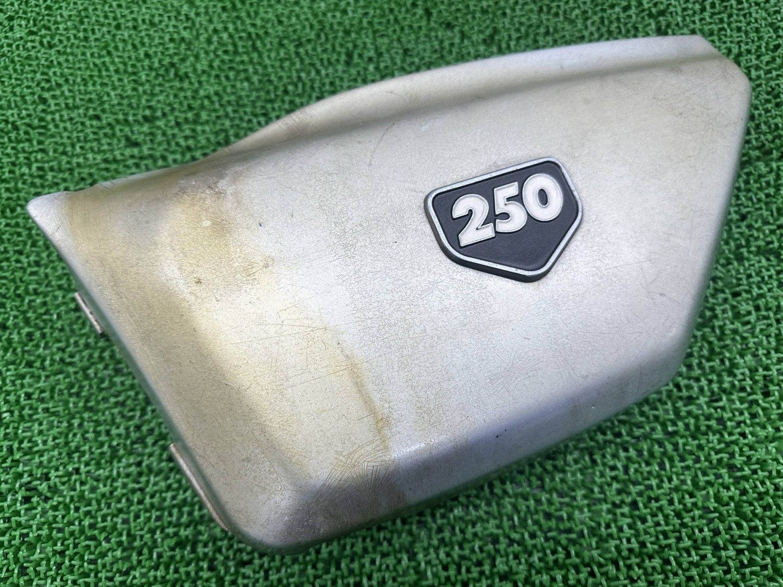 CD 250 U サイドカバー 左 銀 464 ホンダ サイドカウル 81年外し エンブレム 修復素材やカスタム素材に Qi