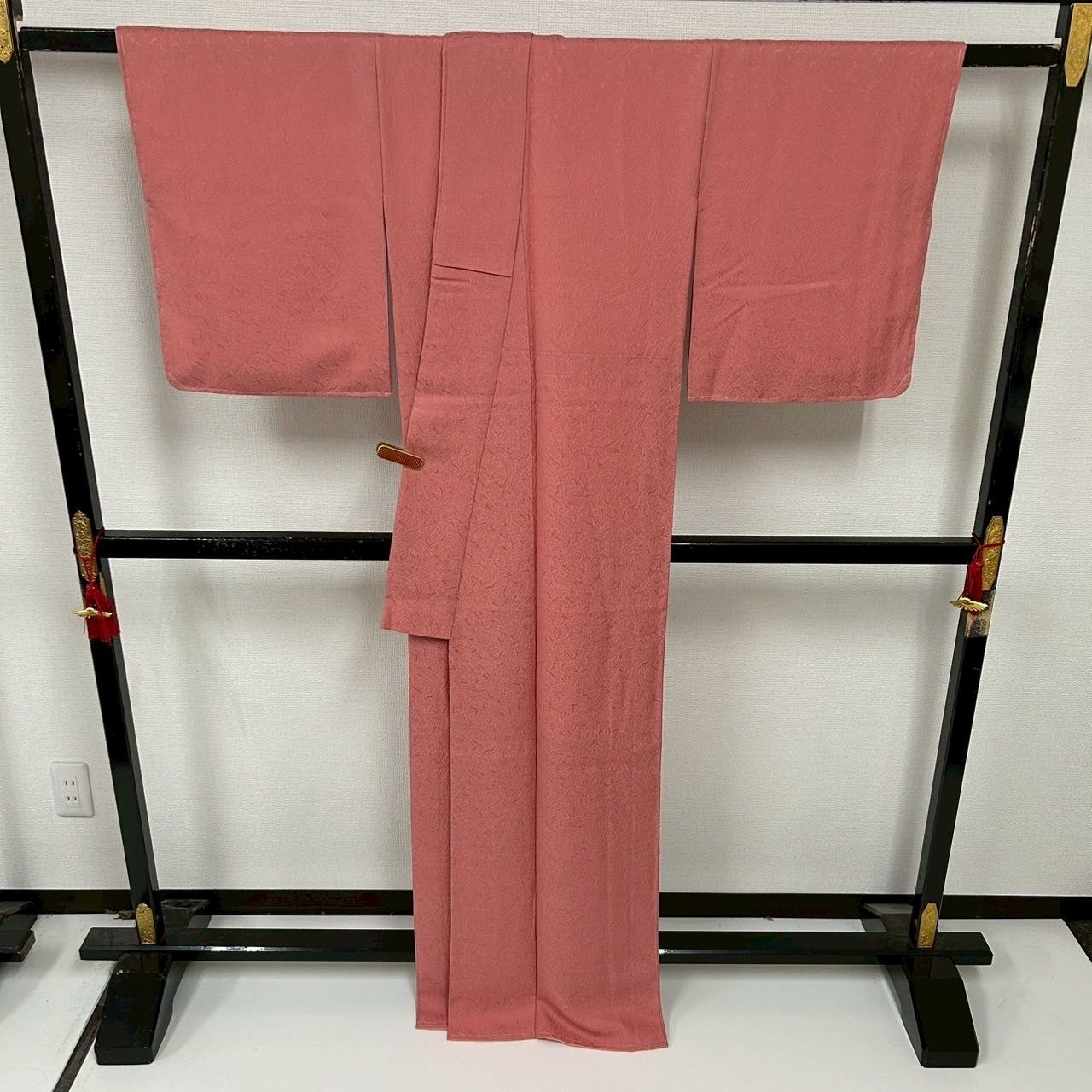 正絹　色無地　一つ紋　袷　裄67 裄67 色無地 正絹 一つ紋 素敵な地模様 袷 着物 MK-870 - メルカリ