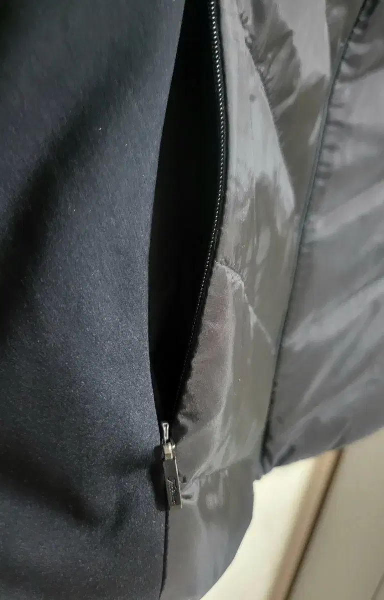 軽量ダウン ウィンドブレーカー